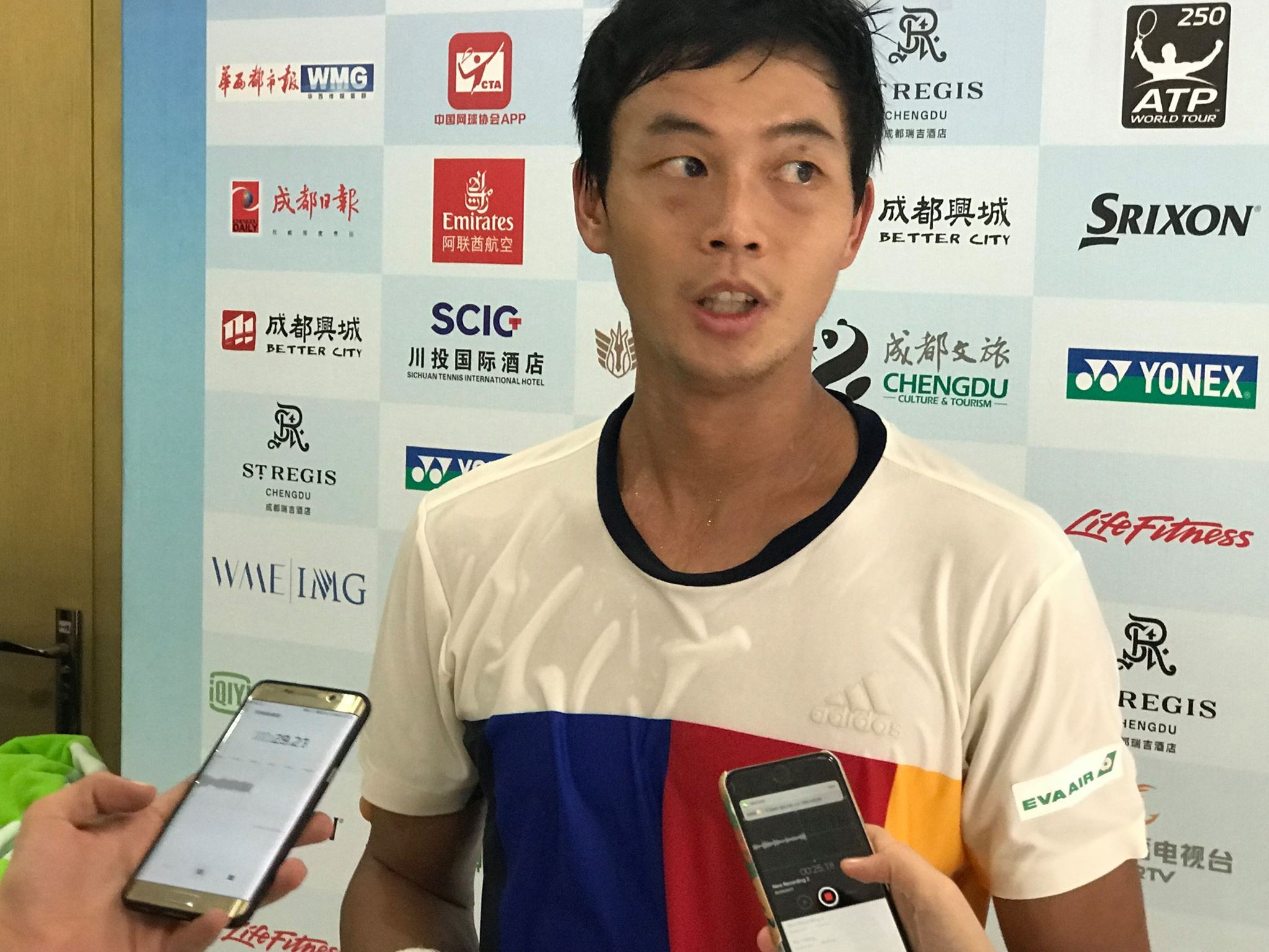 「台灣一哥」盧彥勳參加ATP250成都公開賽，晉級16強。但有台灣網友發現，比賽現場大螢幕秀出青天白日滿地紅的台灣國旗。（圖／翻攝盧彥勳臉書）