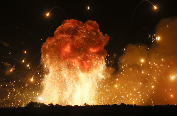 ▲烏克蘭卡利尼夫卡市一座軍火庫發生大爆炸，當局緊急疏散附近3萬居民。（圖／達志影像／美聯社）