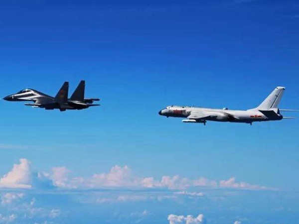 解放軍空軍近日罕見發布多張各型軍機美照，並刊文稱：「為迎接中共十九大，中國空軍對5年的發展做出總結」。（圖／翻攝自微信公號「空軍發布」）