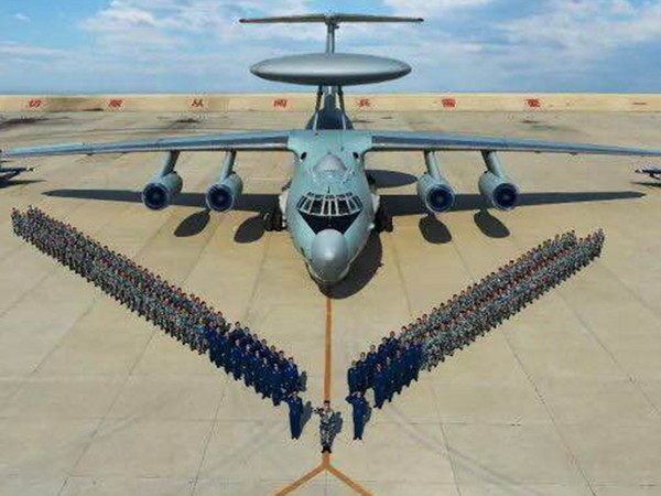 解放軍空軍近日罕見發布多張各型軍機美照，並刊文稱：「為迎接中共十九大，中國空軍對5年的發展做出總結」。（圖／翻攝自微信公號「空軍發布」）