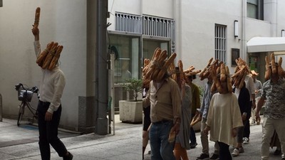 「法國麵包邪教徒」包圍商店街　複誦詭異咒語：麵包是神～