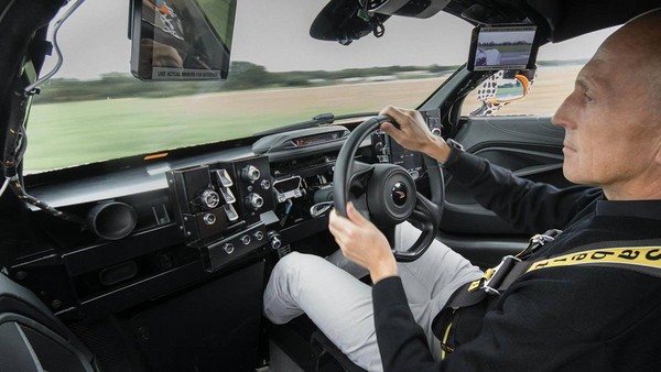 「駕駛擺中間，一台坐三人」　麥拉倫新世代超跑測試照曝光（圖／翻攝自McLaren）
