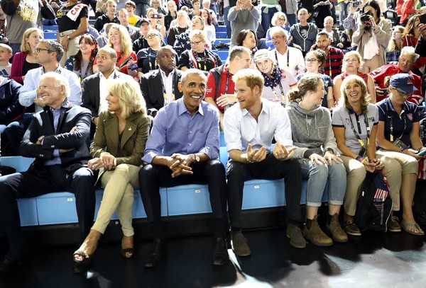 ▲▼上禮拜尷尬見第一夫人　哈利王子跟歐巴馬開心看球賽。（圖／翻攝自twitter）