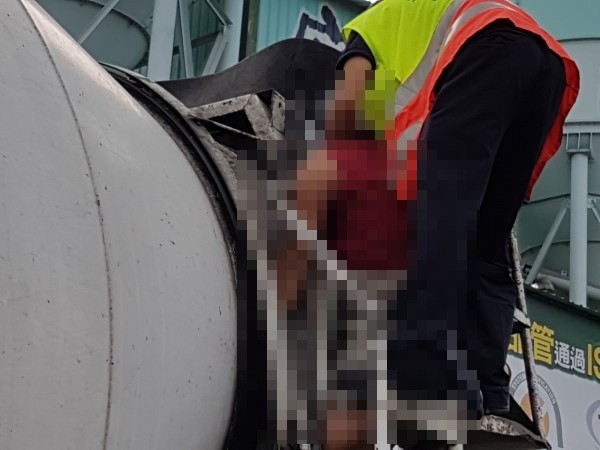 ▲混凝土車出料塔 油壓夾夾死人(圖/翻攝自台中市消防局)