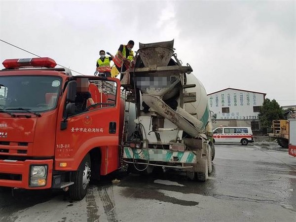 ▲混凝土車出料塔 油壓夾夾死人(圖/翻攝自台中市消防局)