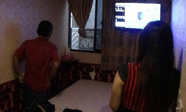 ▲按摩女郎服務太到位 大叔堅稱被迫配合脫褲。(圖/翻攝警方蒐證畫面)