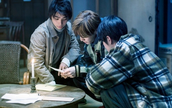 ▲村上虹郎(左起)、山田涼介、寬一郎演出《解憂雜貨店》。（圖／翻攝自網路）