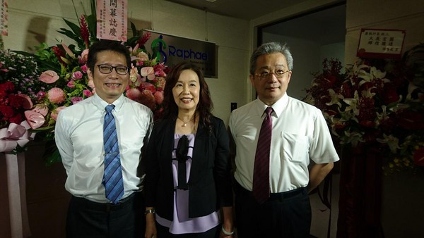 慶啟人與前台北地檢署主任檢察官張紹斌(右)合照。