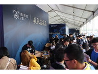 在每次的英雄聯盟大型賽事中都可以看到提供觀眾繪製簽名版以及戰隊專屬贈送粉絲禮物的區域。