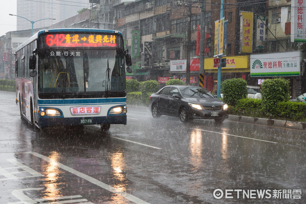 下雨天,雨天,行車安全,機車,公車,汽車,交通安全（圖／記者季相儒攝）