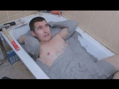 俄建築工蠢泡「水泥浴」　當CaO+H2O熱到燙皮…才驚覺剝不開了