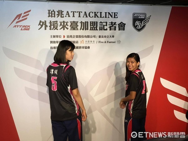 ▲譚緹（左）與艾萊莎展示印有中文名字的球衣。（圖／記者林育正攝）