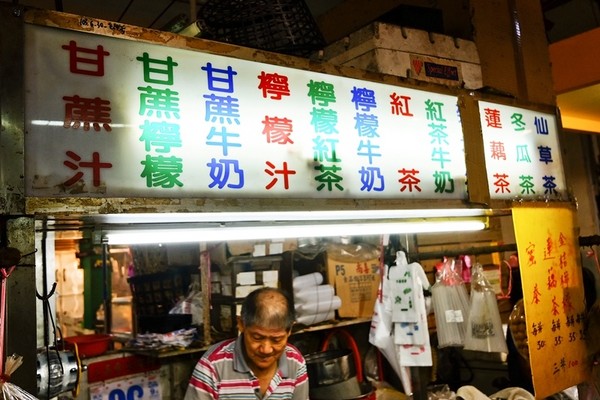 ▲台南延平市場早餐店蔥油餅、無名甘蔗牛奶。（圖／Sean提供）