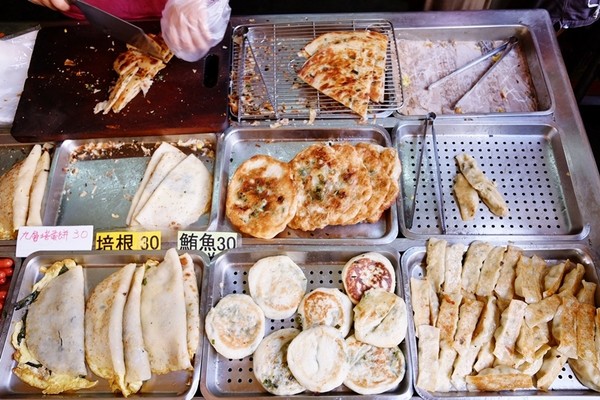 ▲台南延平市場早餐店蔥油餅、無名甘蔗牛奶。（圖／Sean提供）