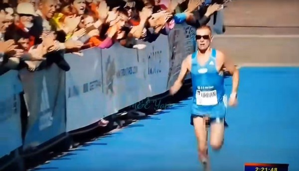 ▲▼斯洛伐克法拉松選手烏班（Jozef Urban）比賽時，下體跑出來見面。（圖／翻攝自YouTube／M&E Yapım）
