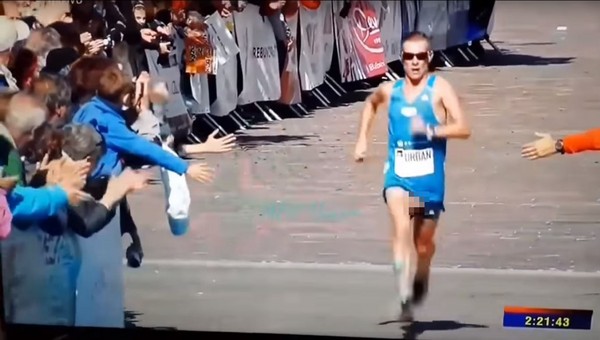 ▲▼斯洛伐克法拉松選手烏班（Jozef Urban）比賽時，下體跑出來見面。（圖／翻攝自YouTube／M&E Yapım）
