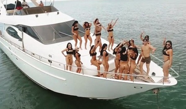 ▲哥倫比亞伴遊公司推出「淫蕩島嶼趴」，全程有60名妓女陪伴，想做甚麼都可以。（圖／翻攝自GOOD GIRLS Youtube）