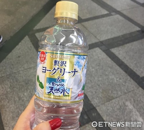 ▲日本三得利推出「可爾必思天然水」，雖然透明喝起來就像可爾必思。（圖／記者劉亭攝）