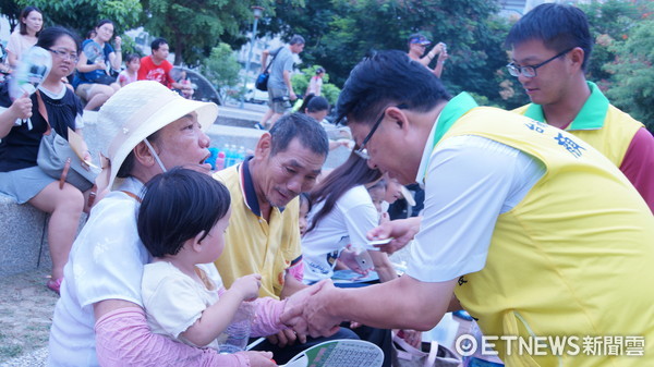 ▲台南市長參選人顏純左醫師，在跑行程時不忘向民眾宣導預防心肌梗塞的方法，希望能夠防範於未然，第一時間搶救生命。（圖／顏純左提供）