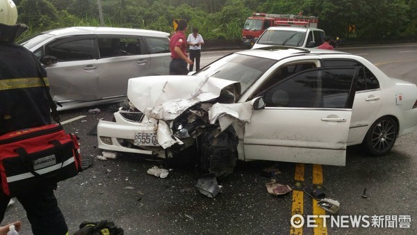 省道台9線274公里處花蓮瑞穗鄉舞鶴台地，兩輛轎車疑似失控相撞，1男4女分別受輕重傷送醫救治。（圖／花蓮縣消防局提供）