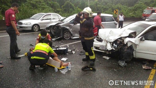 省道台9線274公里處花蓮瑞穗鄉舞鶴台地，兩輛轎車疑似失控相撞，1男4女分別受輕重傷送醫救治。（圖／花蓮縣消防局提供）