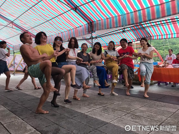 花蓮靜浦部落「新太平洋找味市集-舌尖上的滋味」活動不受陰雨影響，集結東海岸在地的美食、部落工藝與文創商品，來往遊客絡繹不絕。（圖／新太平洋一號店提供）