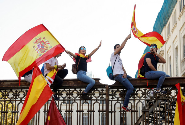 ▲▼西班牙國旗銷量激增。（圖／路透社）