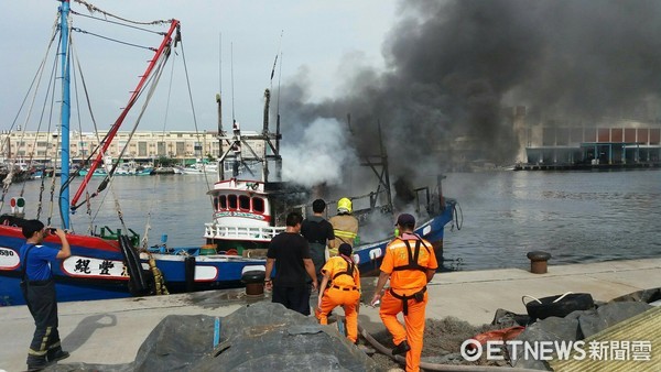 ▲高雄蚵子寮港區一艘漁船，9日下午2時42分傳出火警。（圖／記者林悅翻攝）