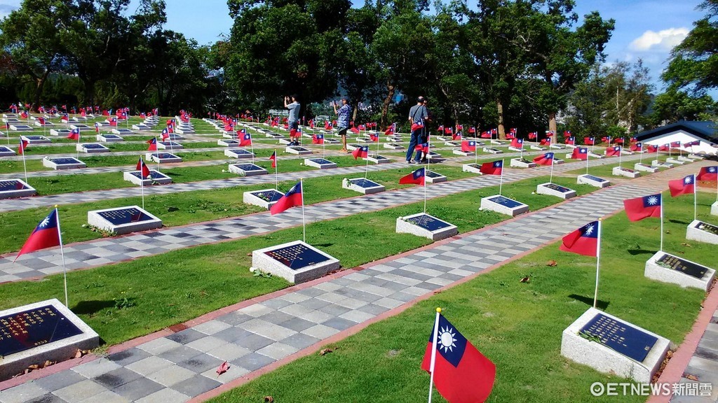 ▲東海大學附屬高中一年級學生王紹翔參與碧潭空軍公墓「插中華民國國旗」活動。（圖／王紹翔授權提供）