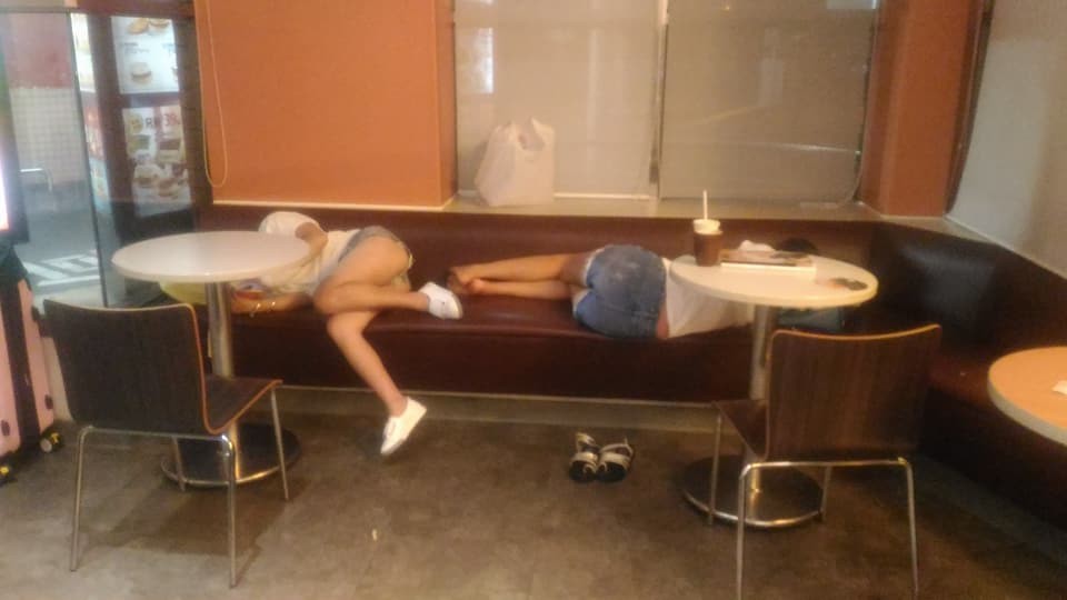 ▲▼高雄網友Show Wang凌晨要去麥當勞買消夜時，發現兩名外國女子躺在用餐區的沙發上，甚至拿出自己的被子蓋著睡覺，完全不管他人眼光，她直呼「很自私」。（圖／網友Show Wang授權提供）