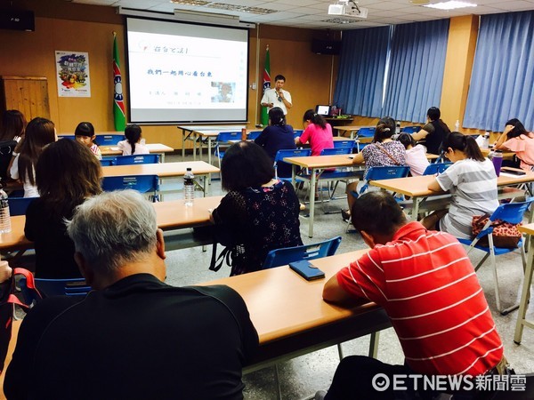 台東縣救國團為迎接救國團65周年團慶，辦理新住民文化交流全國連線活動，泰國籍的宋小姐帶來異國料理，讓參與的夥伴們一同品嘗。（圖／台東縣救國團提供）