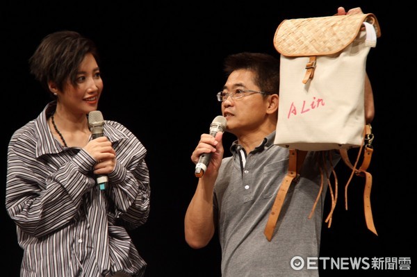 台東縣第二屆「風起原舞．樂動台東」原住民樂舞競賽舉行決賽，活動代言人「A-Lin」現身比賽當中，掀起另一波高潮。（圖／台東縣政府提供）