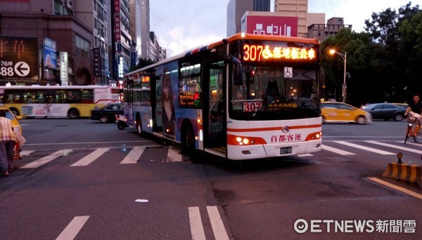 ▲▼首都307號公車右轉台北市南京東路時，撞上正要穿越馬路的老婦人。（圖／記者楊佩琪翻攝）