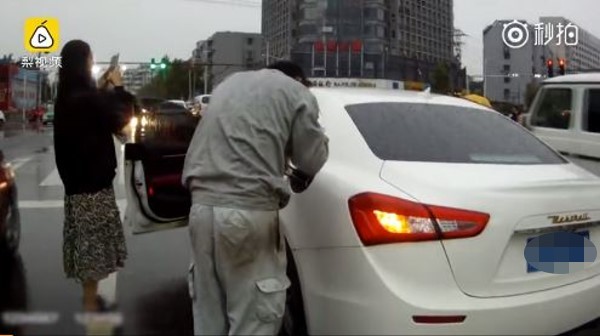 瑪莎拉蒂沒油抛錨，女車主傻回，「我不常開，我家裡好幾輛！」（圖／翻攝自梨視頻）