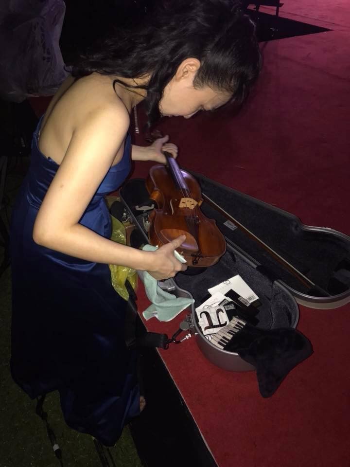 知名美女小提琴家馮楚軒在台東國慶煙火音樂會上演出，表演到一半突然下雨，舞台卻沒搭設遮棚，她為保護樂器只能先離席。（圖／翻攝馮楚軒臉書）