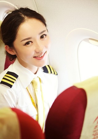 ▲▼重慶民航首位女飛行員，被網友選為最美飛行員的趙楠。（圖／翻攝自微博）