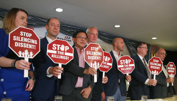 ▲▼歐洲7人人權代表團跑到馬尼拉抗議杜特蒂掃毒太血腥。（圖／達志影像／美聯社）
