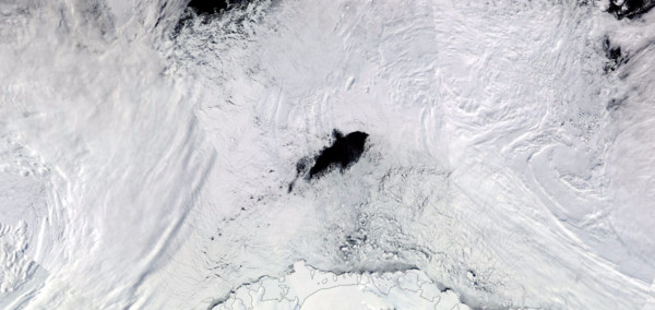 ▲▼南極大陸上出現了一個巨洞。（圖／翻攝自NASA官網）