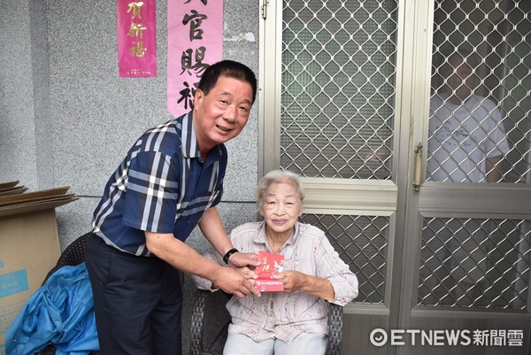 台東市長張國洲探視11位百歲人瑞致贈重陽禮金，祝賀人瑞們重陽節快樂。（圖／台東市公所提供）
