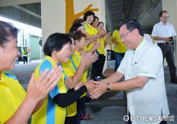 ▲議員質詢市長行程多，鄭文燦臉書PO文指稱：傾聽民意，以握十萬雙手為目標。（圖／桃園市政府提供）