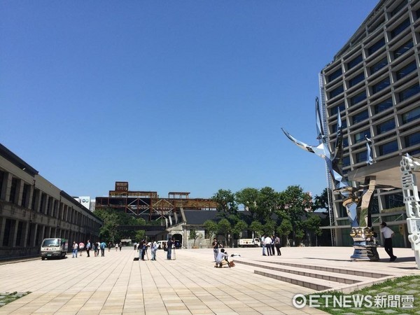 ▲▼松菸文創園區廣場一線之隔兩種租價。（圖／記者楊佳穎攝）