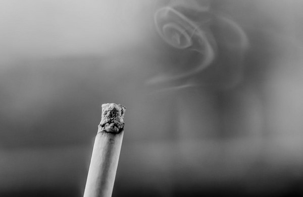 ▲「三手菸」的汙染物將殘留至少半年以上，它的危害比我們想像中還可怕！（圖／網路翻拍自LibreStock）