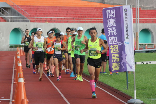 ▲近60歲專業跑者何信言拚開廣飛跑盃超馬重回台北田徑場。(圖/超馬協會提供)