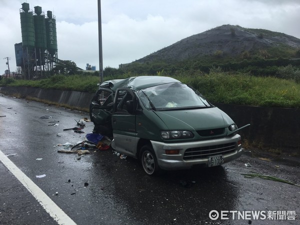 葉姓男子所駕駛自小客車，行經台11線114公里麒麟段時，疑似失控打滑撞上路燈，3名傷者送醫急救。（圖／台東縣警察局提供）