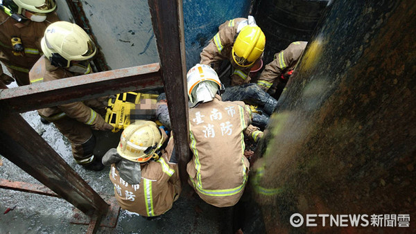 ▲台南市消防人員救出外勞，惟已明顯死亡。（圖／記者林悅翻攝）