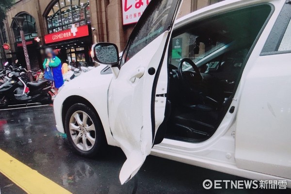 ▲▼李女轎車車門遭撞變形。（圖／記者陳豐德翻攝）