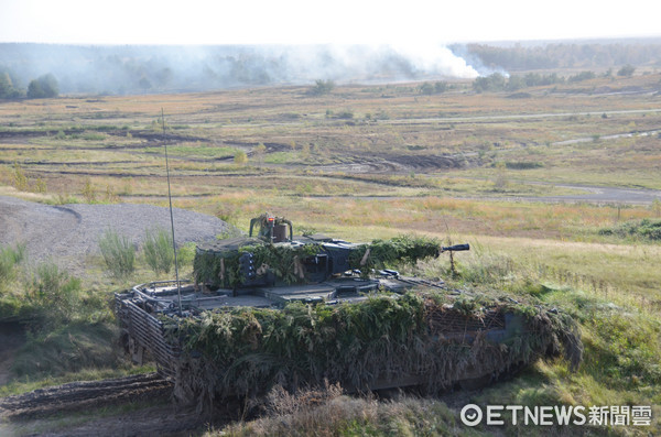 ▲▼占領陣地後,以車裝30mm機砲射擊以掩護友軍的美洲獅步兵戰車。(圖/黃竣民授權提供)