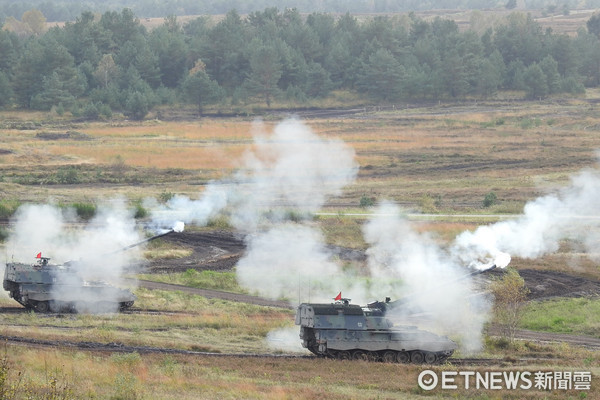 ▲▼實施集火射擊中的PzH2000型自走砲。(圖/黃竣民提供)