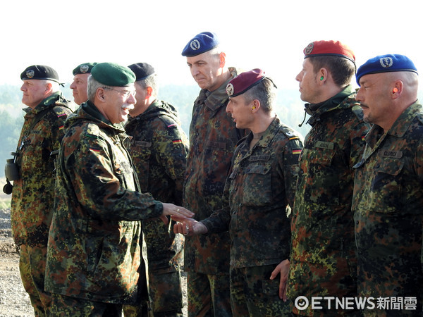 ▲▼德國陸軍司令傅美爾中將(LG. Jörg Vollmer),於演習結束後慰勉參演的幹部。(圖/黃竣民提供)