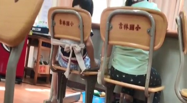 ▲▼特教班學童被綁在椅子上。（圖／台北市議員黃珊珊辦公室提供）